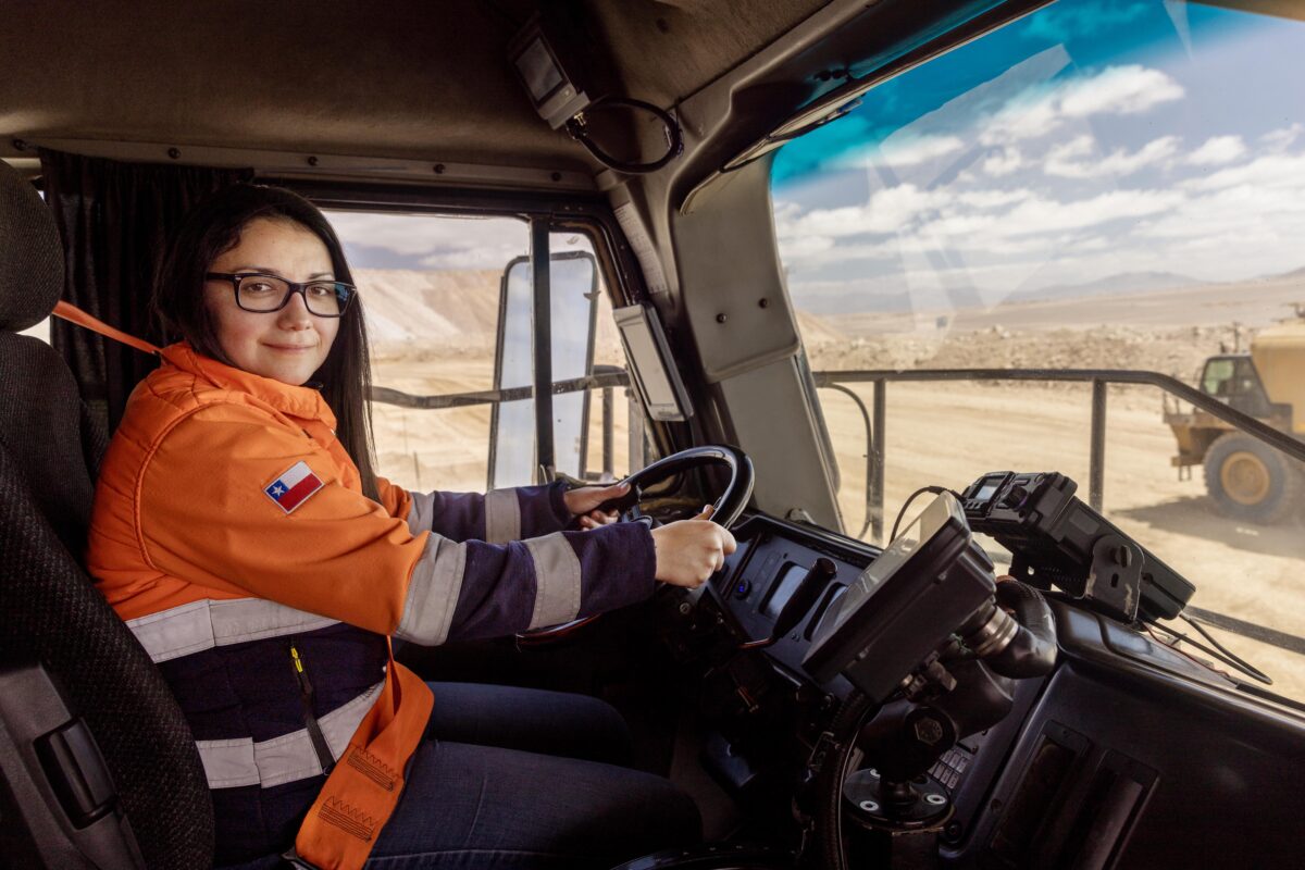 Minería duplica participación de mujeres en la última década con compañías apuntando al balance de género