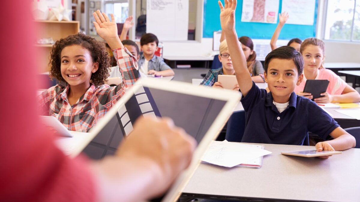 Sueldos de hasta 55 mil dólares al año: Conoce el programa para profesores chilenos que quieran trabajar en EE. UU.