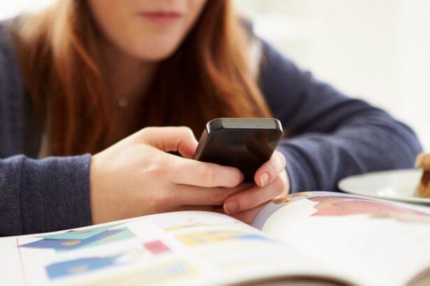 Se aprobó proyecto de ley que regula uso de celulares en colegios hasta sexto básico