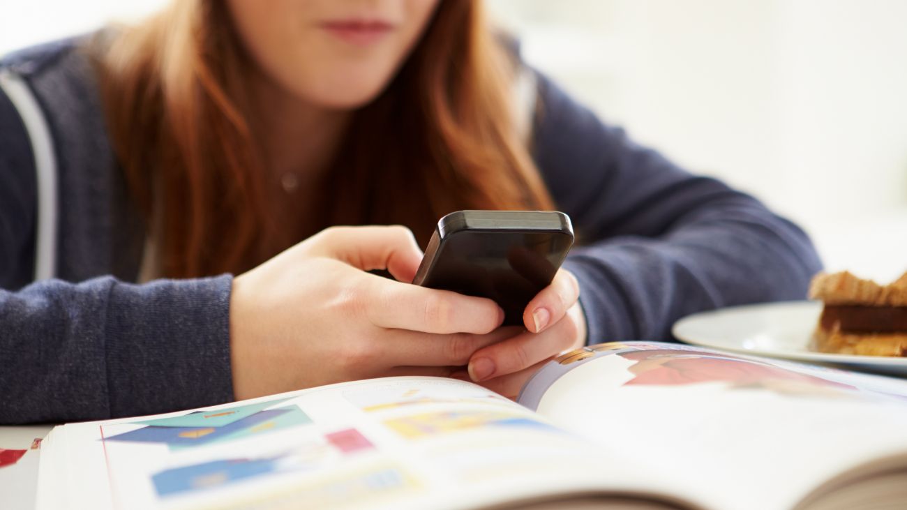 Se aprobó proyecto de ley que regula uso de celulares en colegios hasta sexto básico