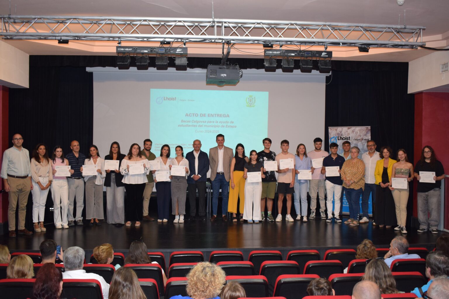 Un total de 16 jóvenes de Estepa reciben las becas de formación superior de Calgovsa