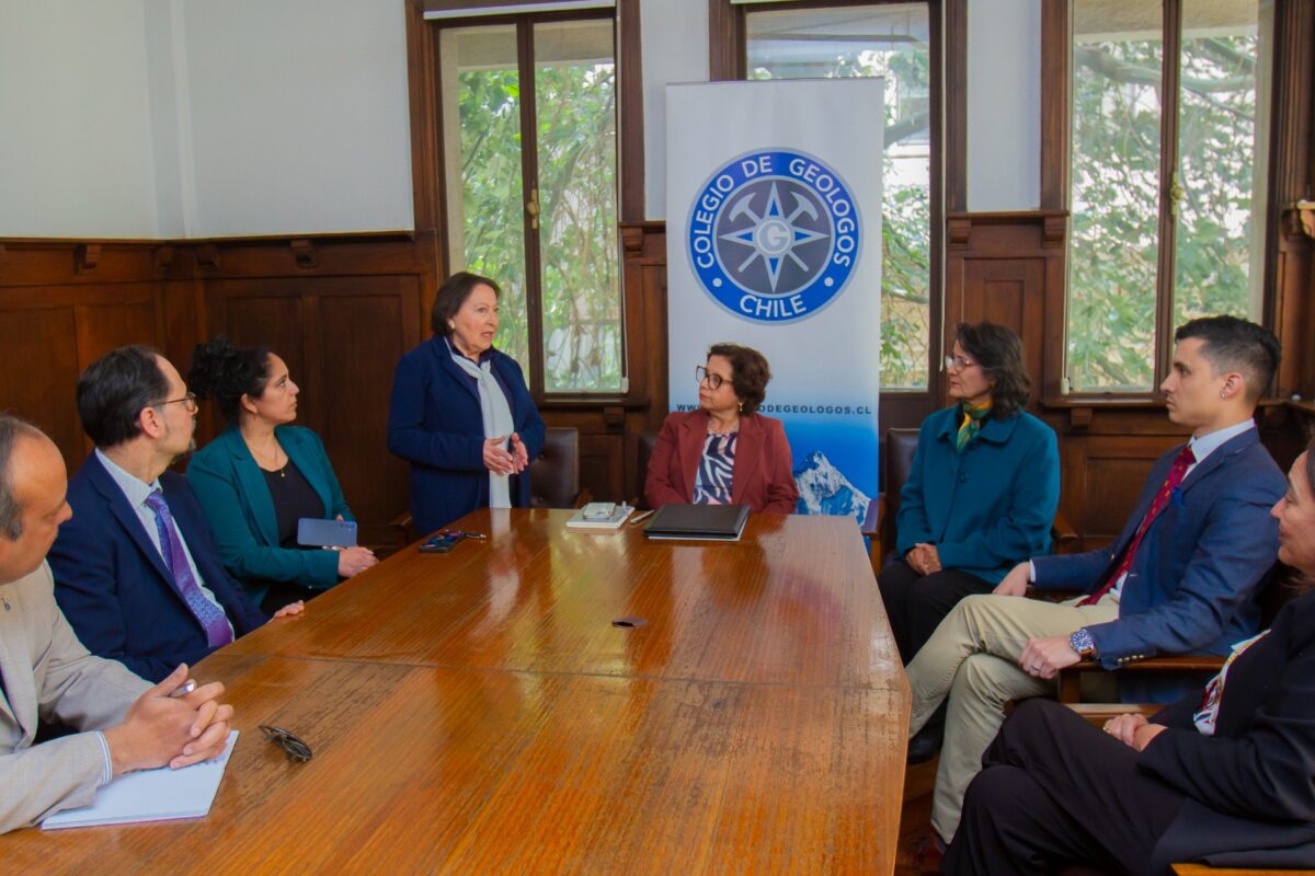 Colegio de Geólogos de Chile y Ministerio de Minería firman convenio de Colaboración