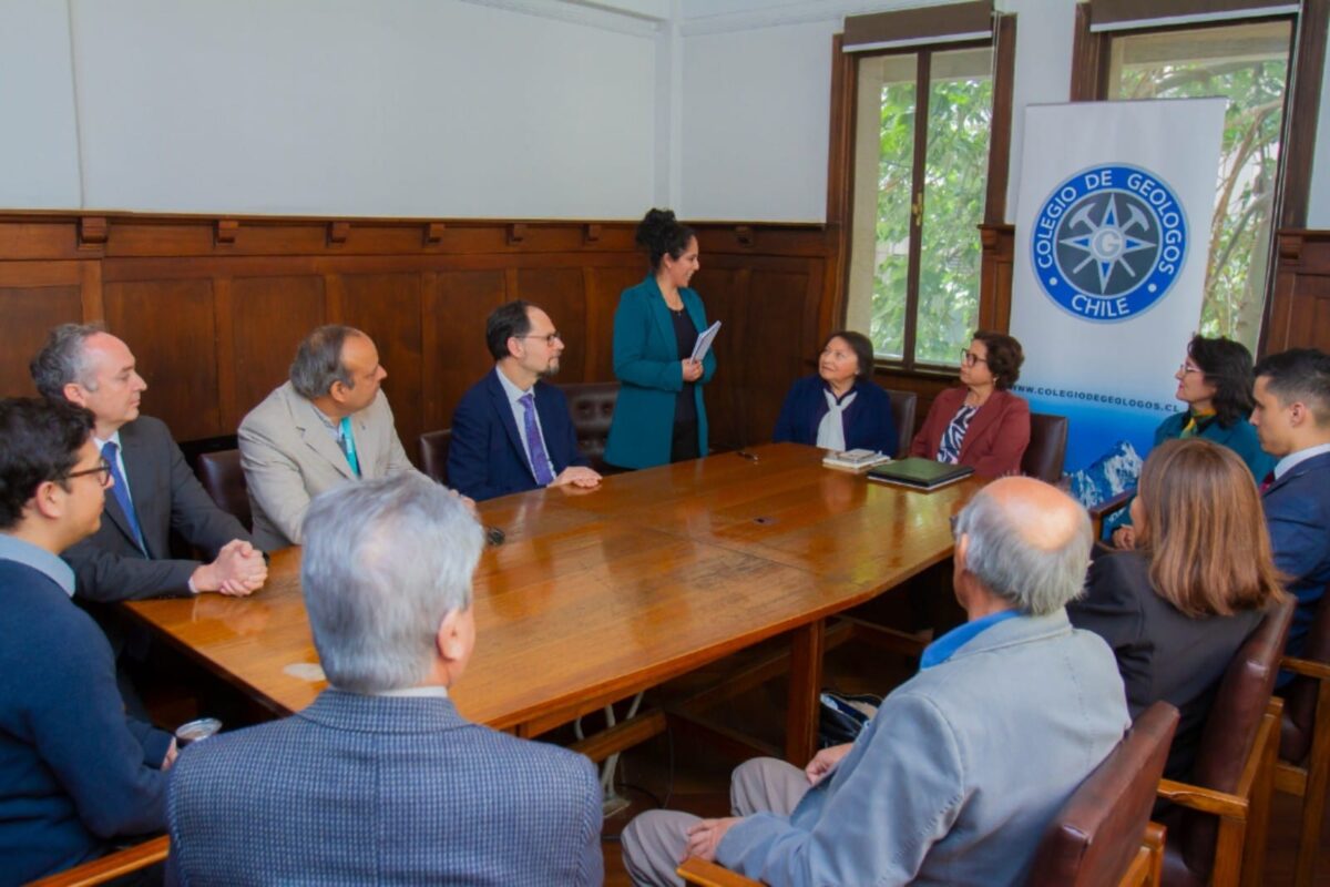 Colegio de Geólogos de Chile y Ministerio de Minería firman convenio de Colaboración