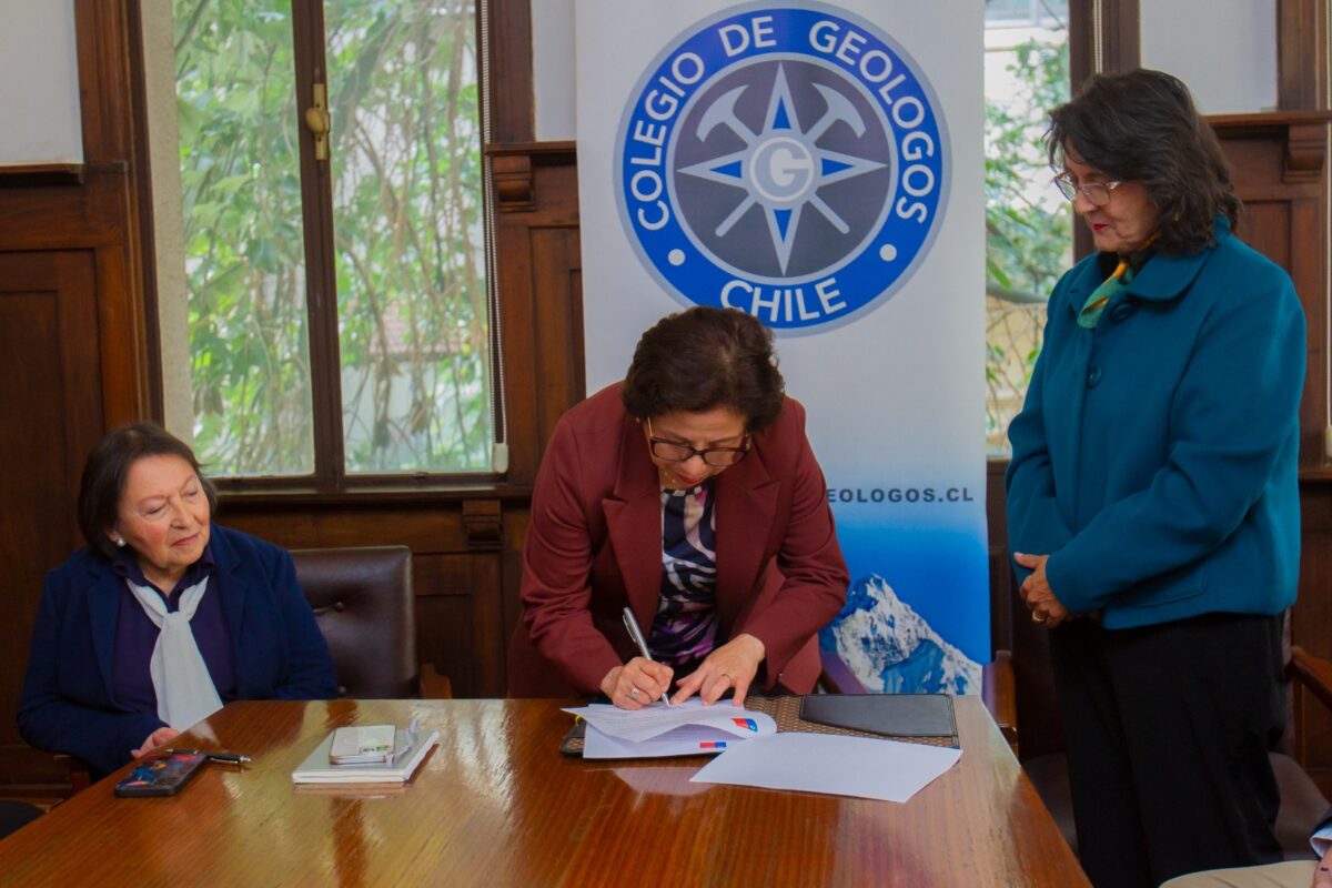 Colegio de Geólogos de Chile y Ministerio de Minería firman convenio de Colaboración