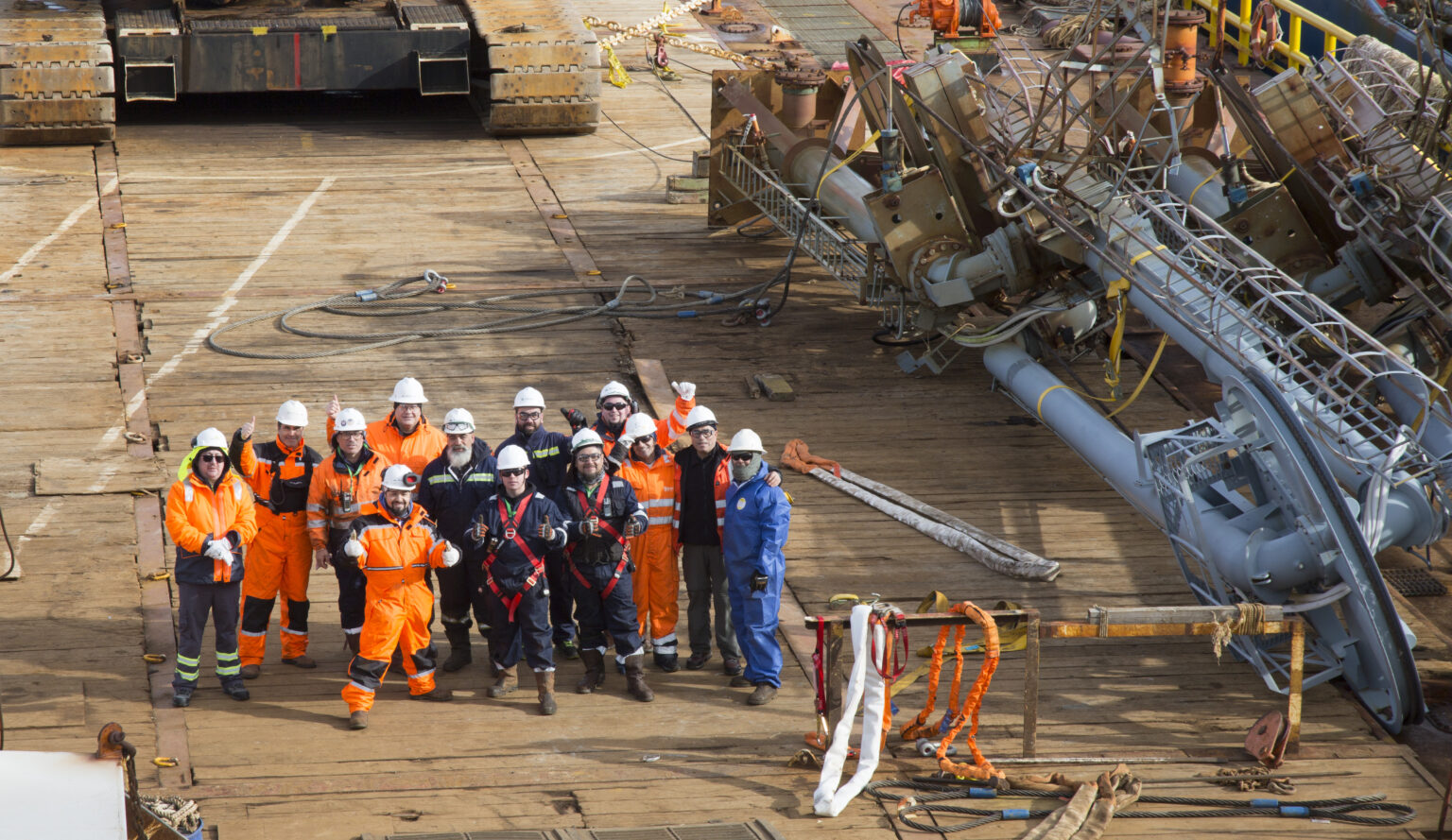 Equipo multidisciplinario de Enap retira brazos de carga en muelle 1 de Cabo Negro