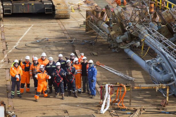 Equipo multidisciplinario de Enap retira brazos de carga en muelle 1 de Cabo Negro