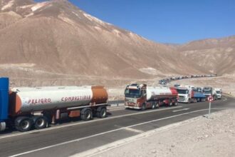 Más de 500 camiones de carga bolivianos se encuentran varados en Chile por bloqueo de trabajadores de Quiborax