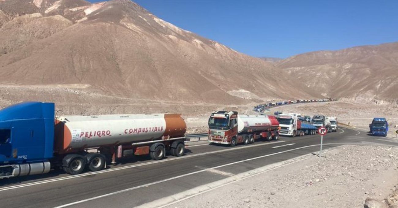 Más de 500 camiones de carga bolivianos se encuentran varados en Chile por bloqueo de trabajadores de Quiborax