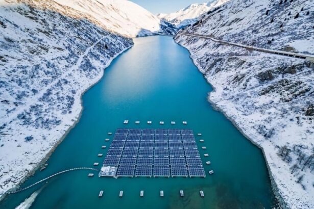 Construyen mayor parque solar en Alpes suizos para generar electricidad durante invierno