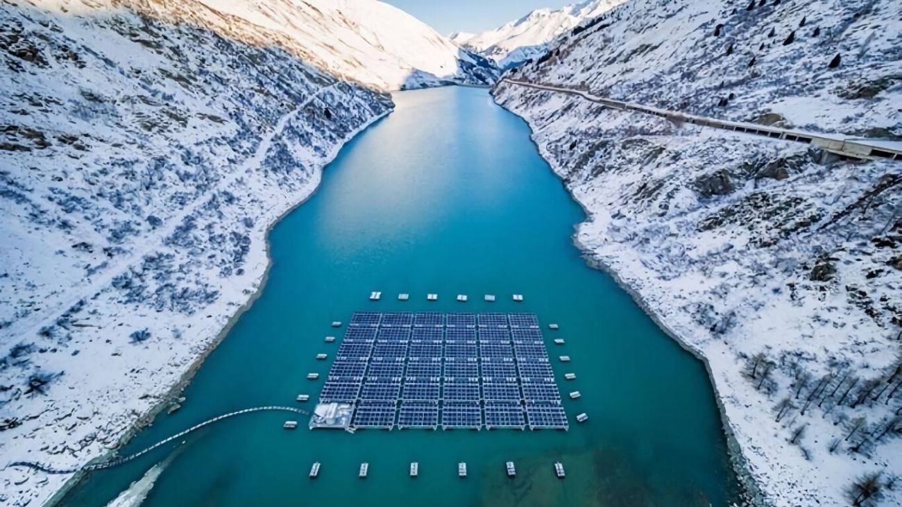 Construyen mayor parque solar en Alpes suizos para generar electricidad durante invierno