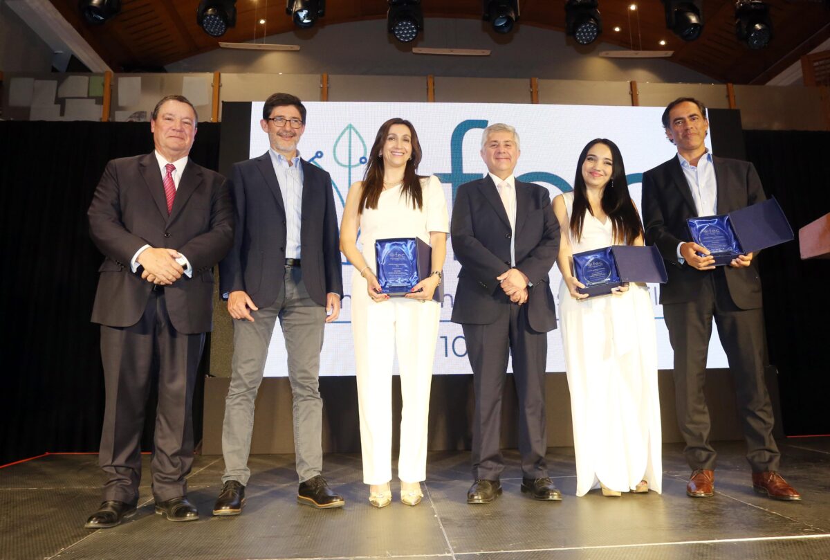 Dominique Viera Peñailillo, Vicepresidenta de Operaciones de Metaproject Group, recibe el Premio FEC Jóvenes