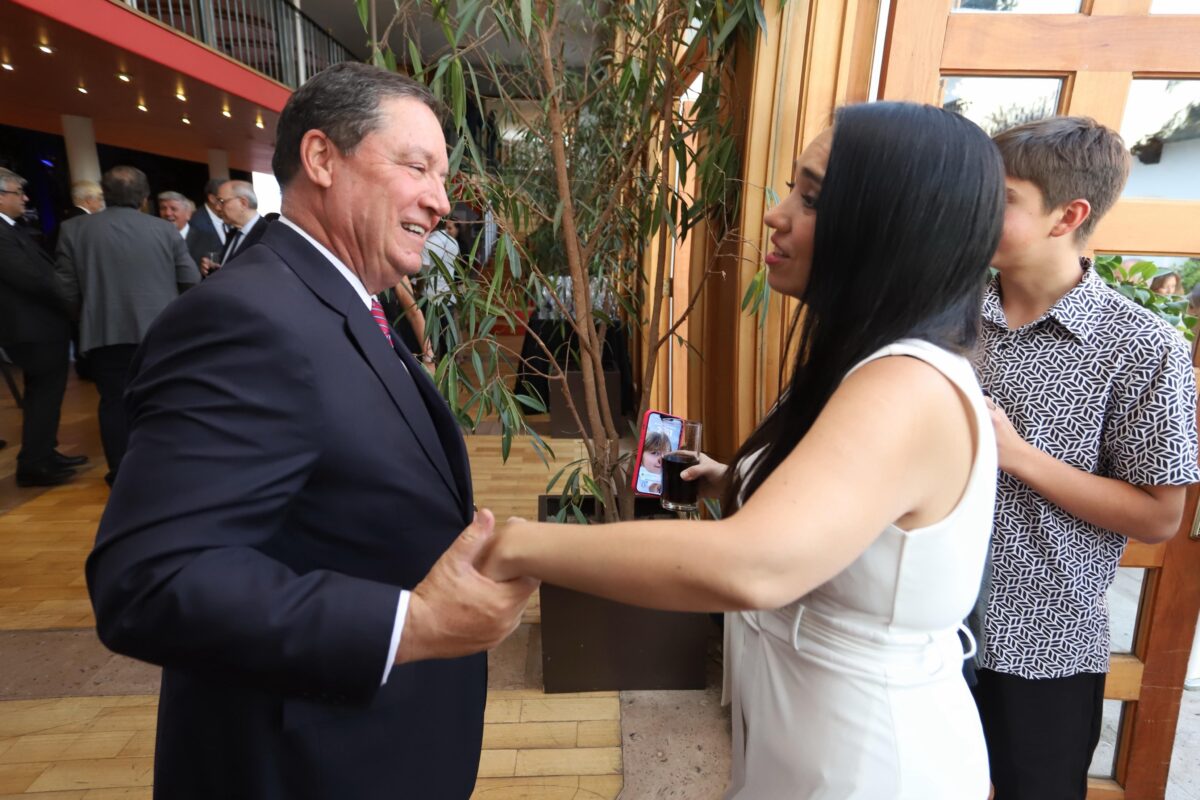 Dominique Viera Peñailillo, Vicepresidenta de Operaciones de Metaproject Group, recibe el Premio FEC Jóvenes