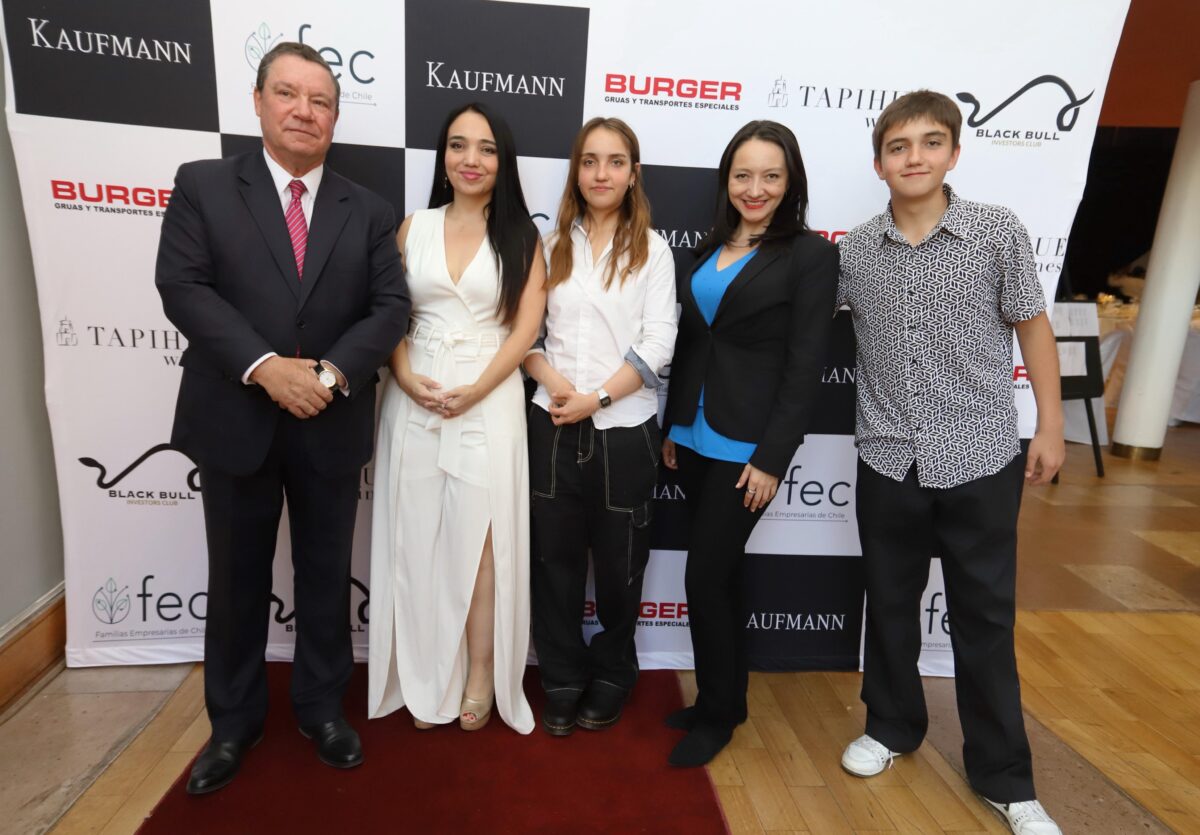 Dominique Viera Peñailillo, Vicepresidenta de Operaciones de Metaproject Group, recibe el Premio FEC Jóvenes