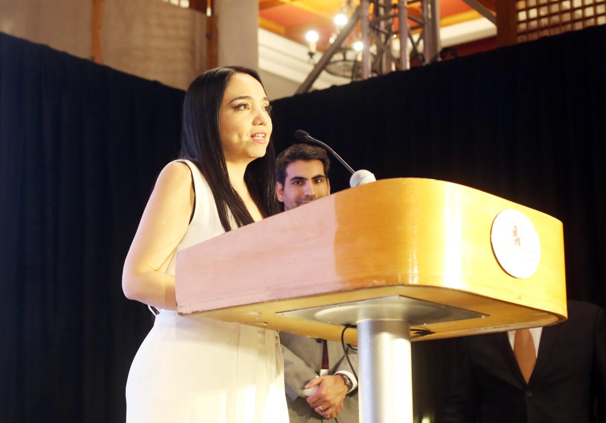 Dominique Viera Peñailillo, Vicepresidenta de Operaciones de Metaproject Group, recibe el Premio FEC Jóvenes