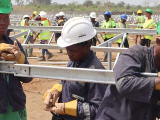 Sierra Leona busca inversores internacionales para plan de energía sostenible