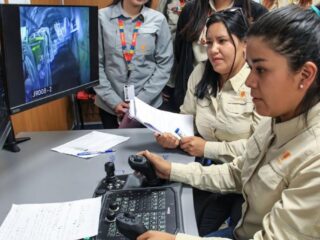 Innovación en Minas: Aprendices Operan Maquinaria a 30 Kilómetros