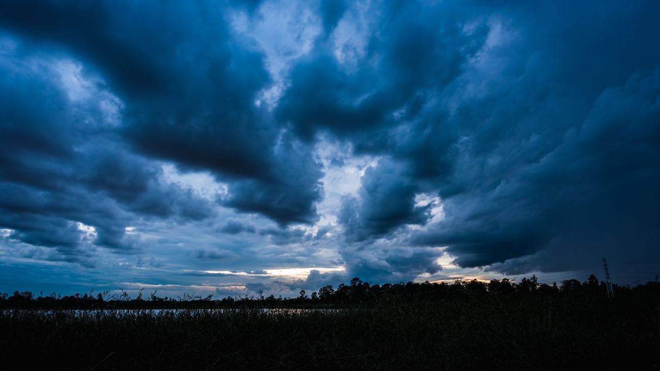 Sistema frontal con río atmosférico e isoterma cero alta llegará a seis regiones de Chile durante el viernes