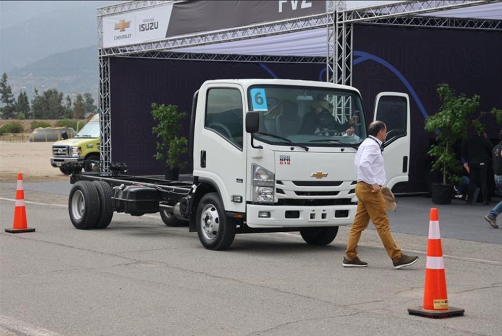 Conductores de camiones ponen a prueba modelos de Chevrolet y aprenden técnicas de conducción eficiente