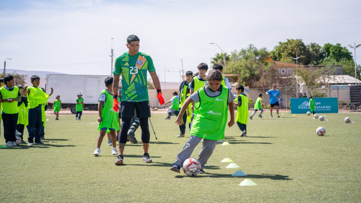 Futbolista iquiqueño Brayan Cortés impartió clínicas deportivas a niños de la comuna de Pica