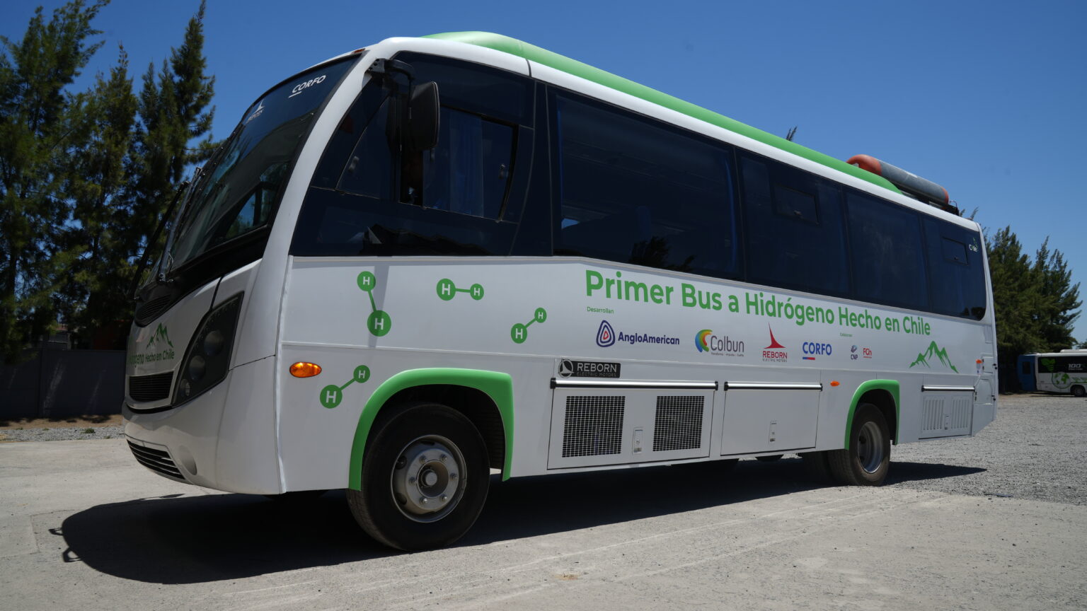 Alianza público-privada presenta el primer bus a hidrógeno hecho en Chile