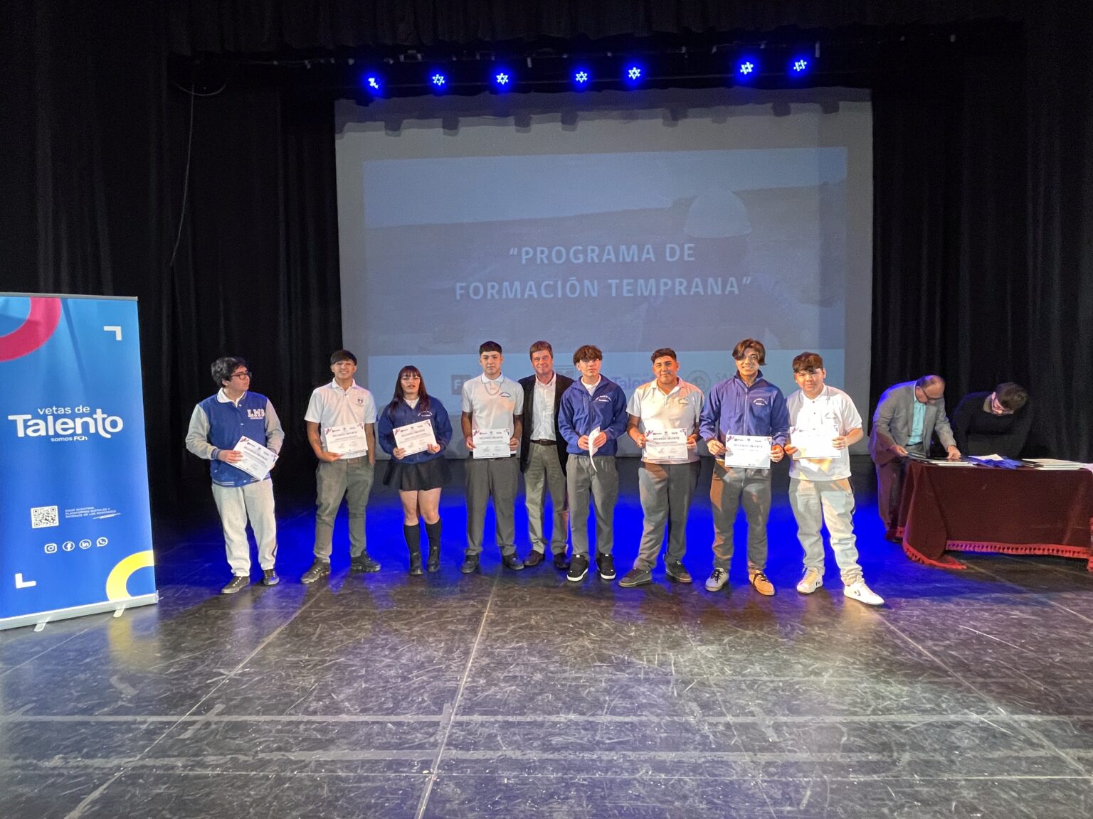 120 estudiantes de Casablanca se certifican para un futuro en la industria minera: FLS y Vetas de Talento finalizan Programa de Formación Temprana en Liceo Manuel de Salas