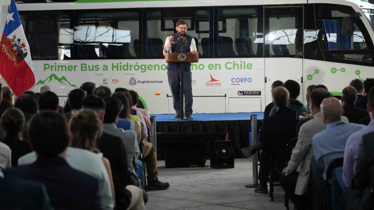 Alianza público-privada presenta el primer bus a hidrógeno hecho en Chile