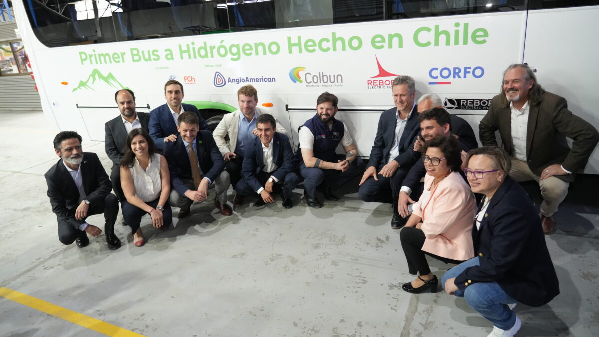 Alianza público-privada presenta el primer bus a hidrógeno hecho en Chile