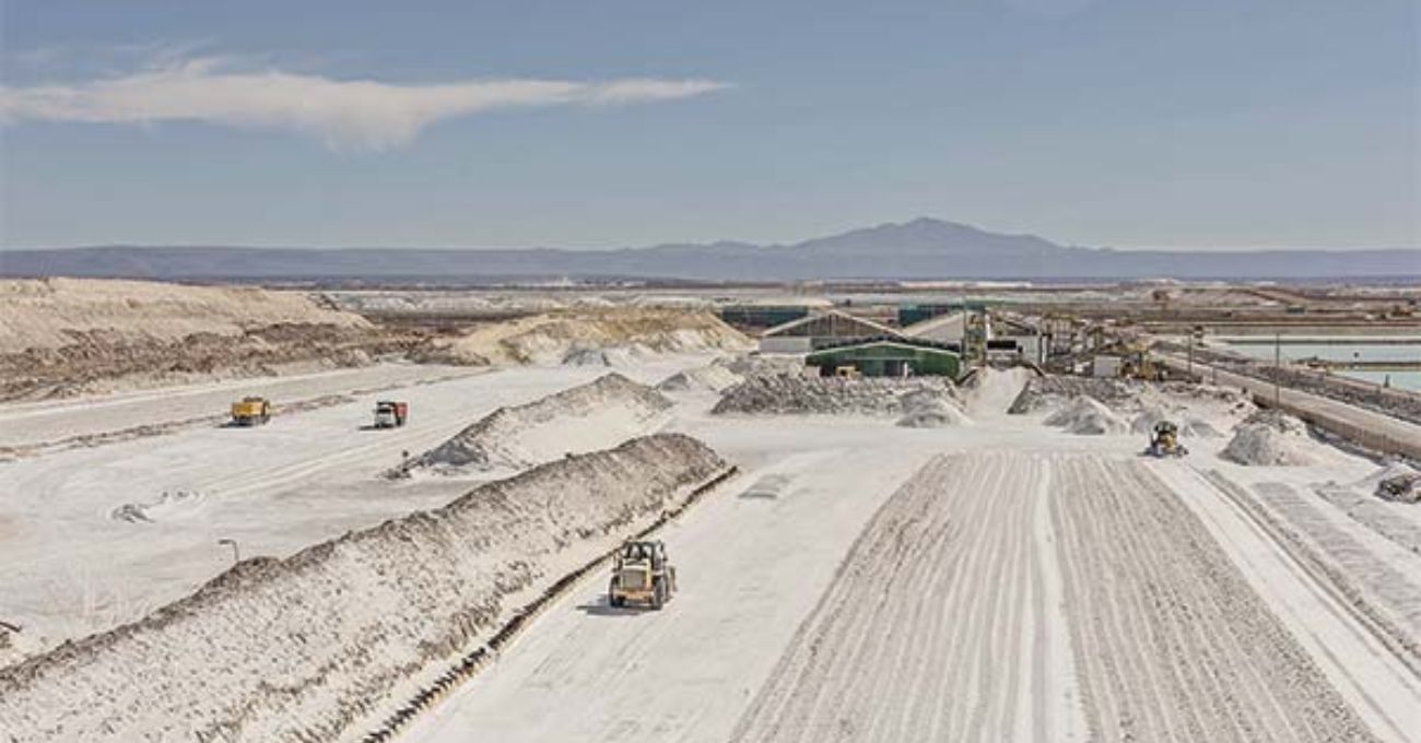 Apertura de nuevos yacimientos de litio en Chile impulsa inversión privada.