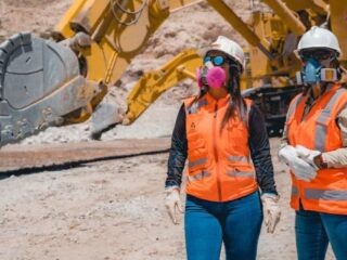 Antofagasta Minerals revoluciona la minería con histórica participación femenina