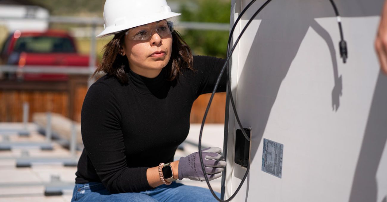 Programa de mentorías empodera a mujeres en energía solar