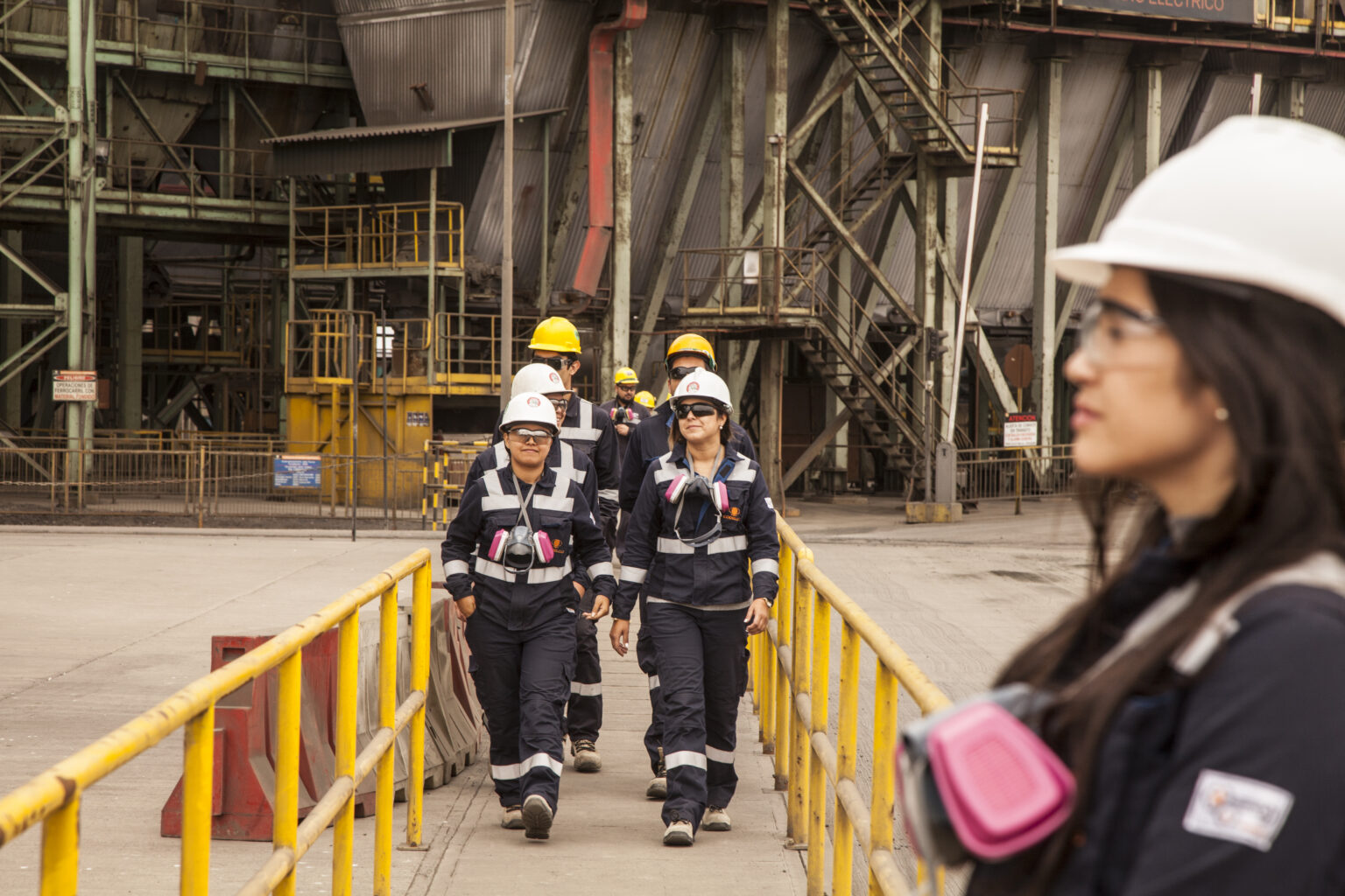 Más de  2.800 nuevos cupos para mujeres en carreras STEM convocan a técnicas y profesionales para desarrollar su futuro laboral en minería