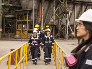 Más de  2.800 nuevos cupos para mujeres en carreras STEM convocan a técnicas y profesionales para desarrollar su futuro laboral en minería