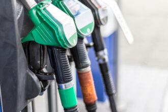 Precios de Combustibles Fluctúan: Descubre Cómo Ahorrar