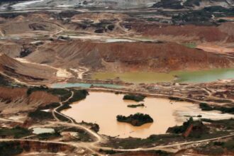 Homar Lozano insta a incentivar la inversión privada para la rehabilitación de 6,001 pasivos ambientales mineros en Perú