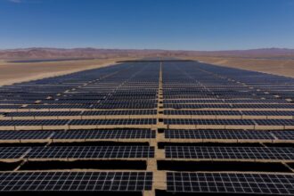 Grenergy asegura $299M para expandir proyecto solar Oasis de Atacama con respaldo de bancos globales