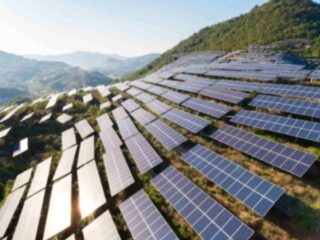 China ha cubierto una montaña con paneles solares: lo que pasó después es inédito