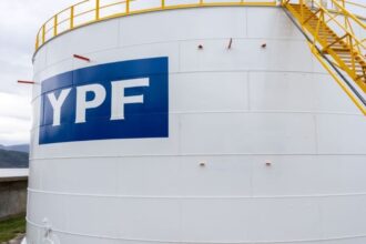 YPF fortalece su posición en Vaca Muerta con la adquisición de participaciones de ExxonMobil y Qatar Energy en Sierra Chata