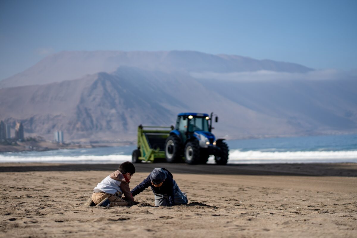 Máquina barredora continúa su trabajo de limpieza de playas para recibir a turistas en verano