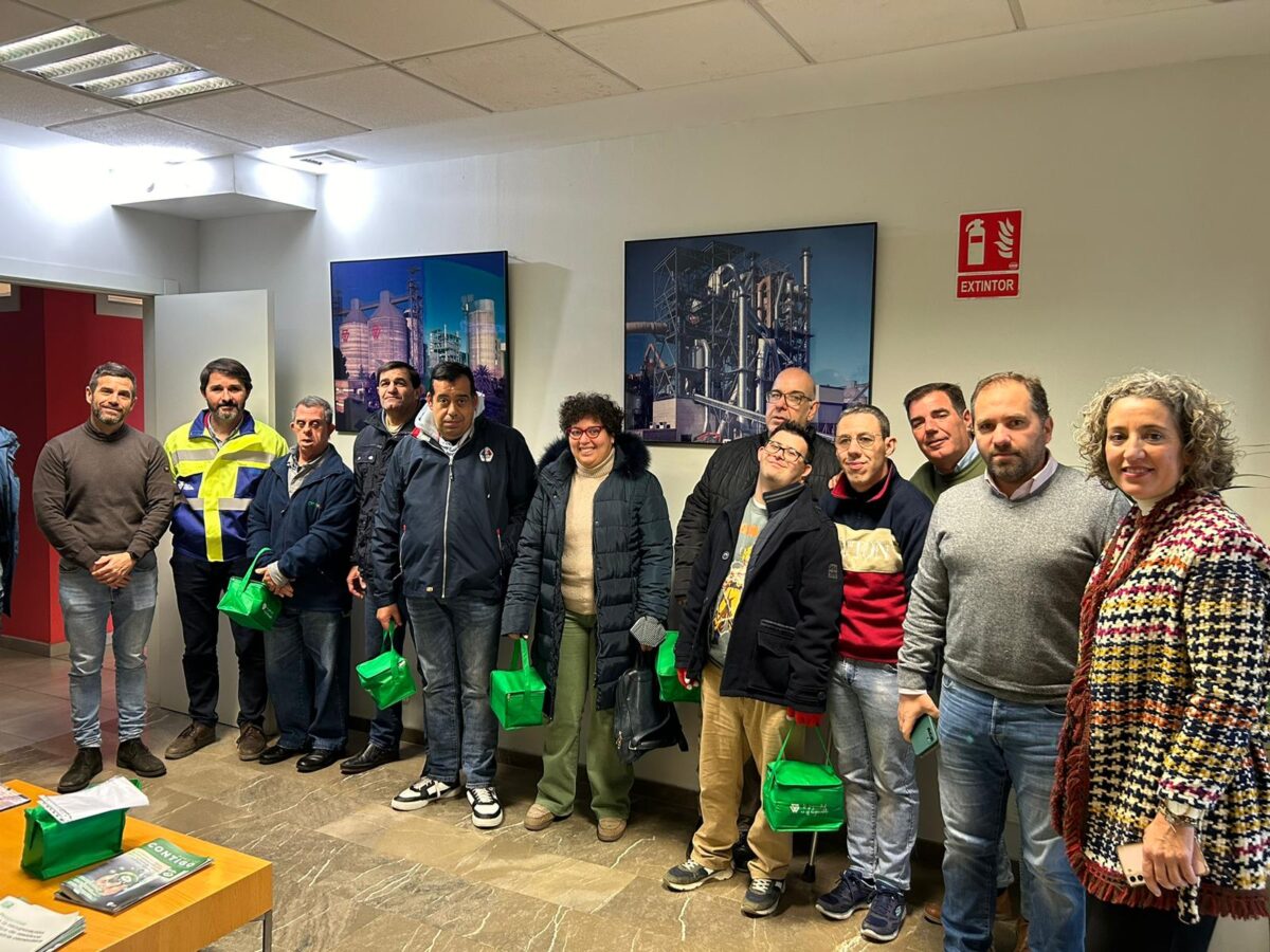 Representantes de Prolaya visitan la fábrica de Cementos Portland Valderrivas de Alcalá de Guadaíra  