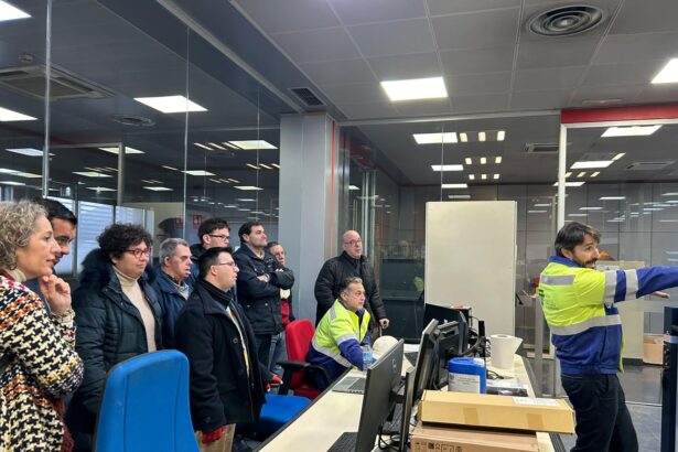 Representantes de Prolaya visitan la fábrica de Cementos Portland Valderrivas de Alcalá de Guadaíra  