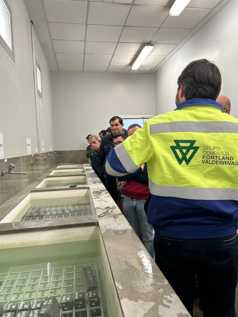 Representantes de Prolaya visitan la fábrica de Cementos Portland Valderrivas de Alcalá de Guadaíra  