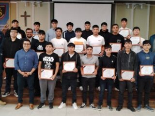 Estudiantes de Copiapó certifican capacitación en gestión de bodegas, logística y operación de grúa horquilla con apoyo de Minera Candelaria