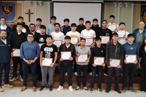 Estudiantes de Copiapó certifican capacitación en gestión de bodegas, logística y operación de grúa horquilla con apoyo de Minera Candelaria