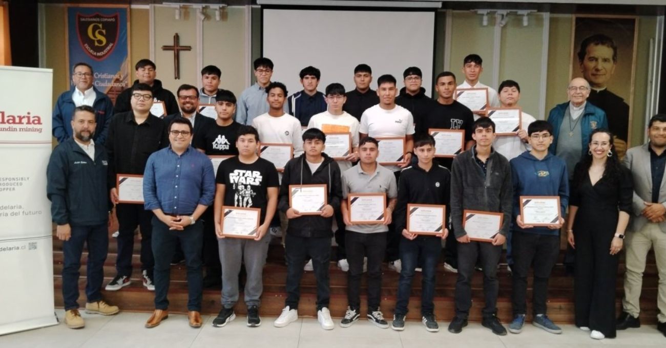 Estudiantes de Copiapó certifican capacitación en gestión de bodegas, logística y operación de grúa horquilla con apoyo de Minera Candelaria