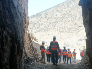 Mejora en modelos de minería con enfoque en macizo rocoso chileno.