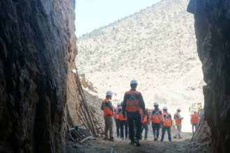 Mejora en modelos de minería con enfoque en macizo rocoso chileno.