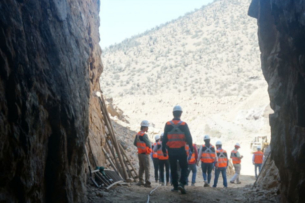 Mejora en modelos de minería con enfoque en macizo rocoso chileno.