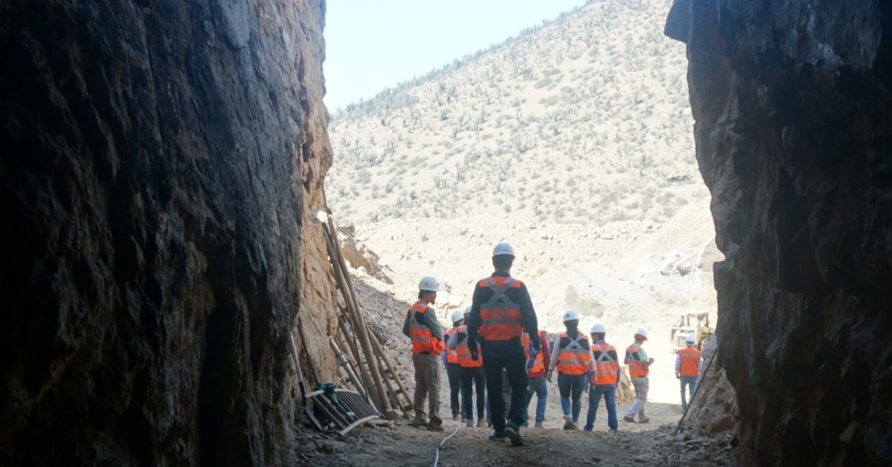 Mejora en modelos de minería con enfoque en macizo rocoso chileno.