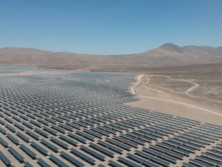 AES Pacífico Chile adquiere parque solar Atacama para impulsar energía renovable en Tarapacá