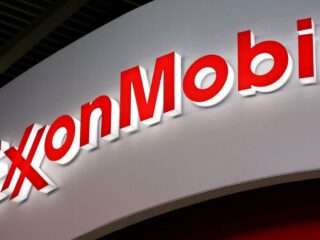 Exxon enfrenta caída en beneficios por bajos márgenes de refinación; planea aumento de producción hasta 2030